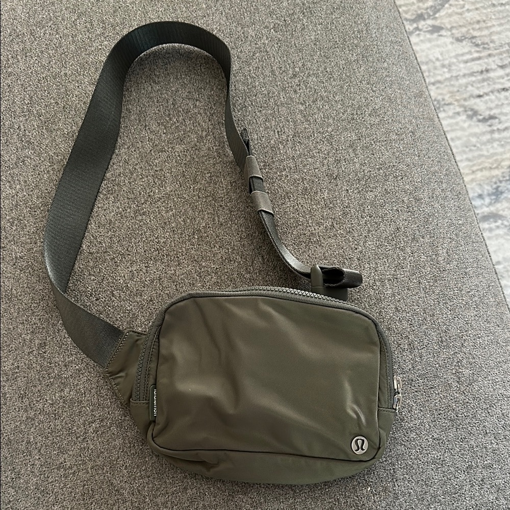 Lululemon 2L belt bag in grey sage